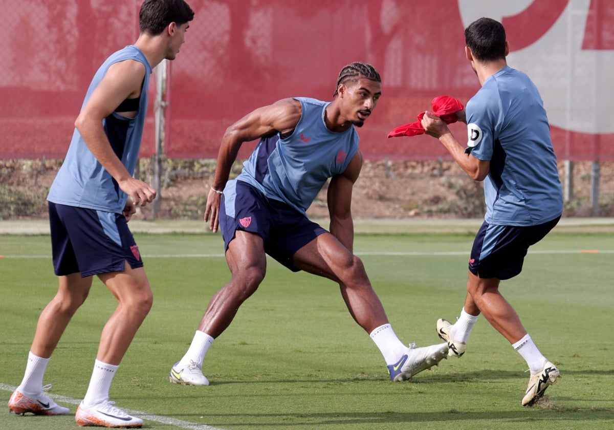 Badé, durante un entrenamiento del Sevilla