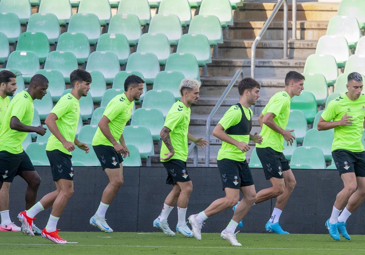 Varios jugadores del Betis, en el último entrenamiento previo antes de recibir al Girona