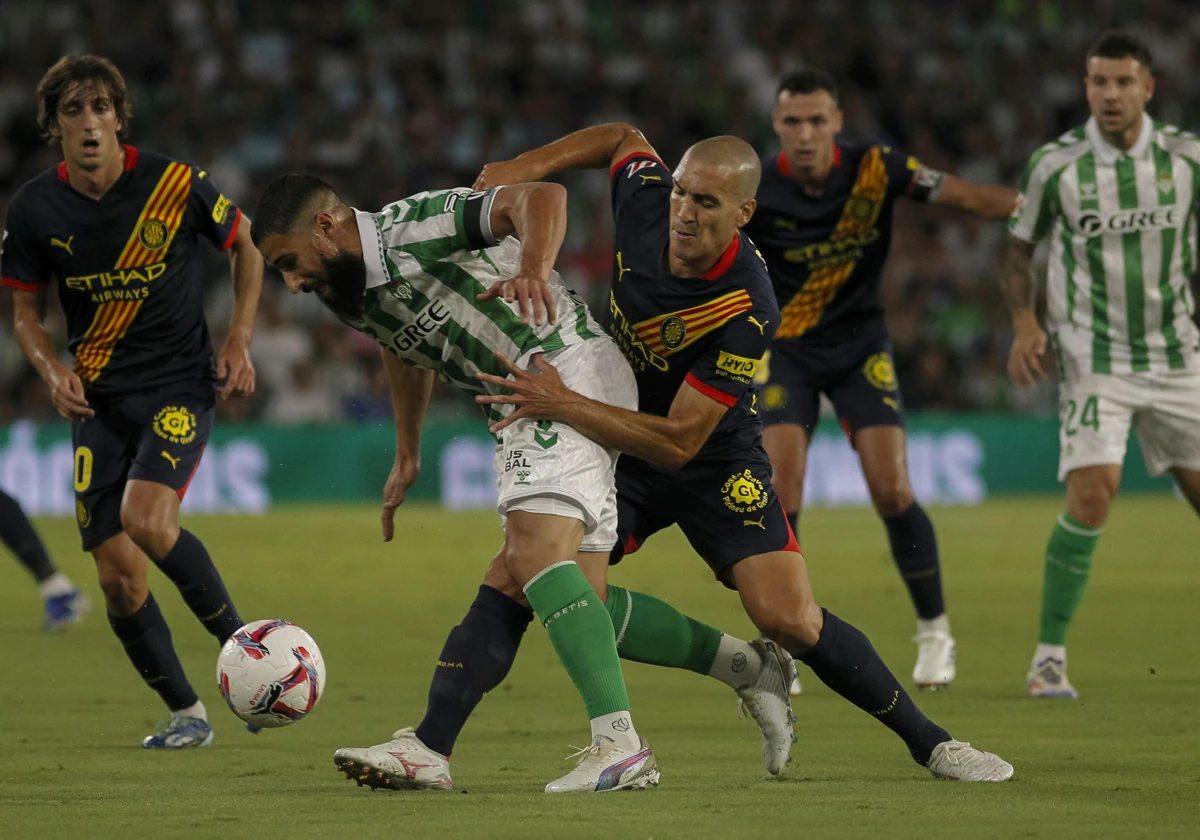 Fekir se zafa de la presión de Oriol Romeu durante el Betis - Girona del debut liguero