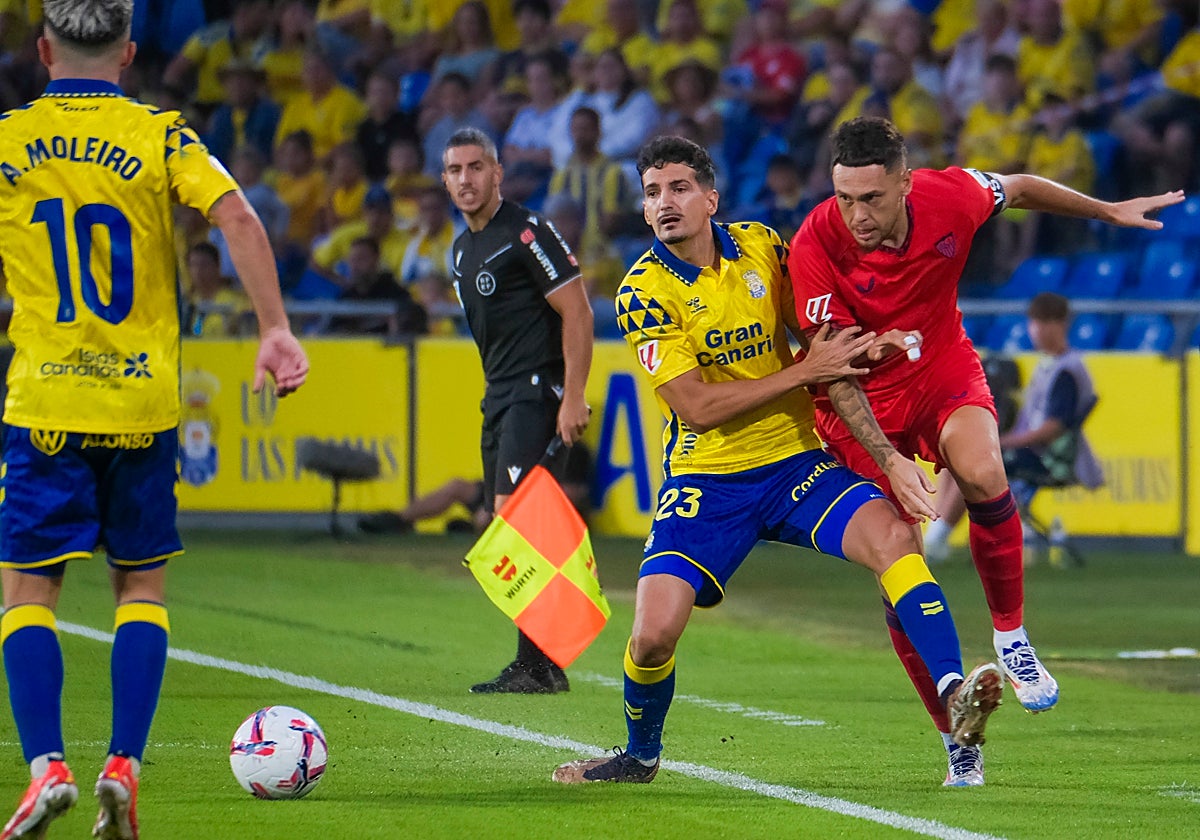 Ocampos, durante el Las Palmas - Sevilla