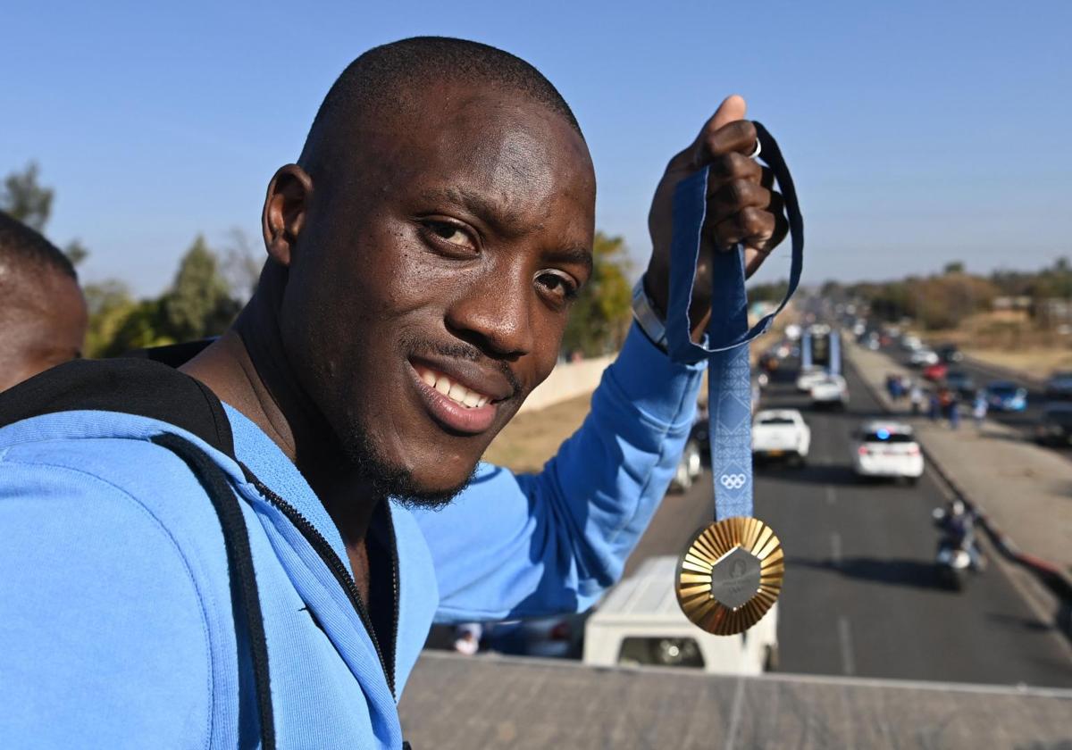 El medallista olímpico Letsile Tebogo recibido con honores en Botsuana