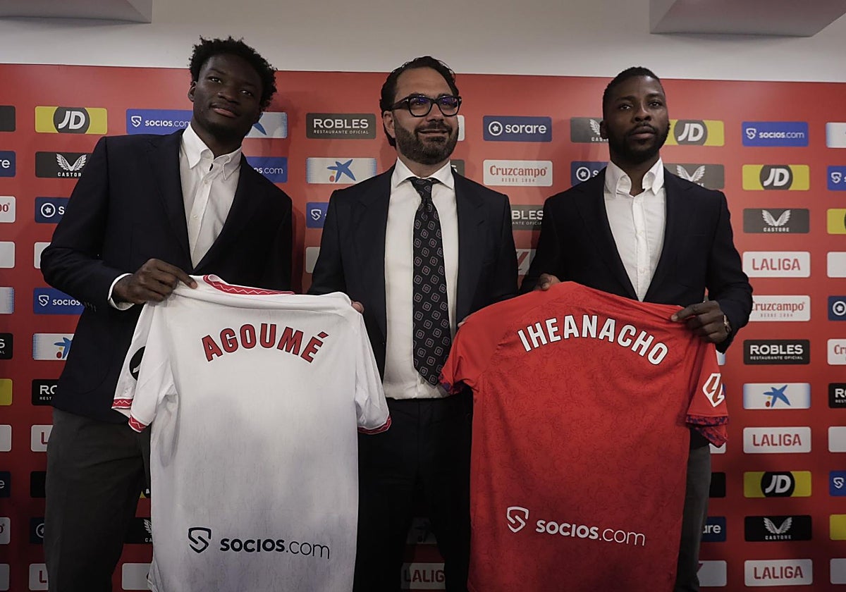 Aguomé e Iehanacho, durante su presentación junto a Víctor Orta