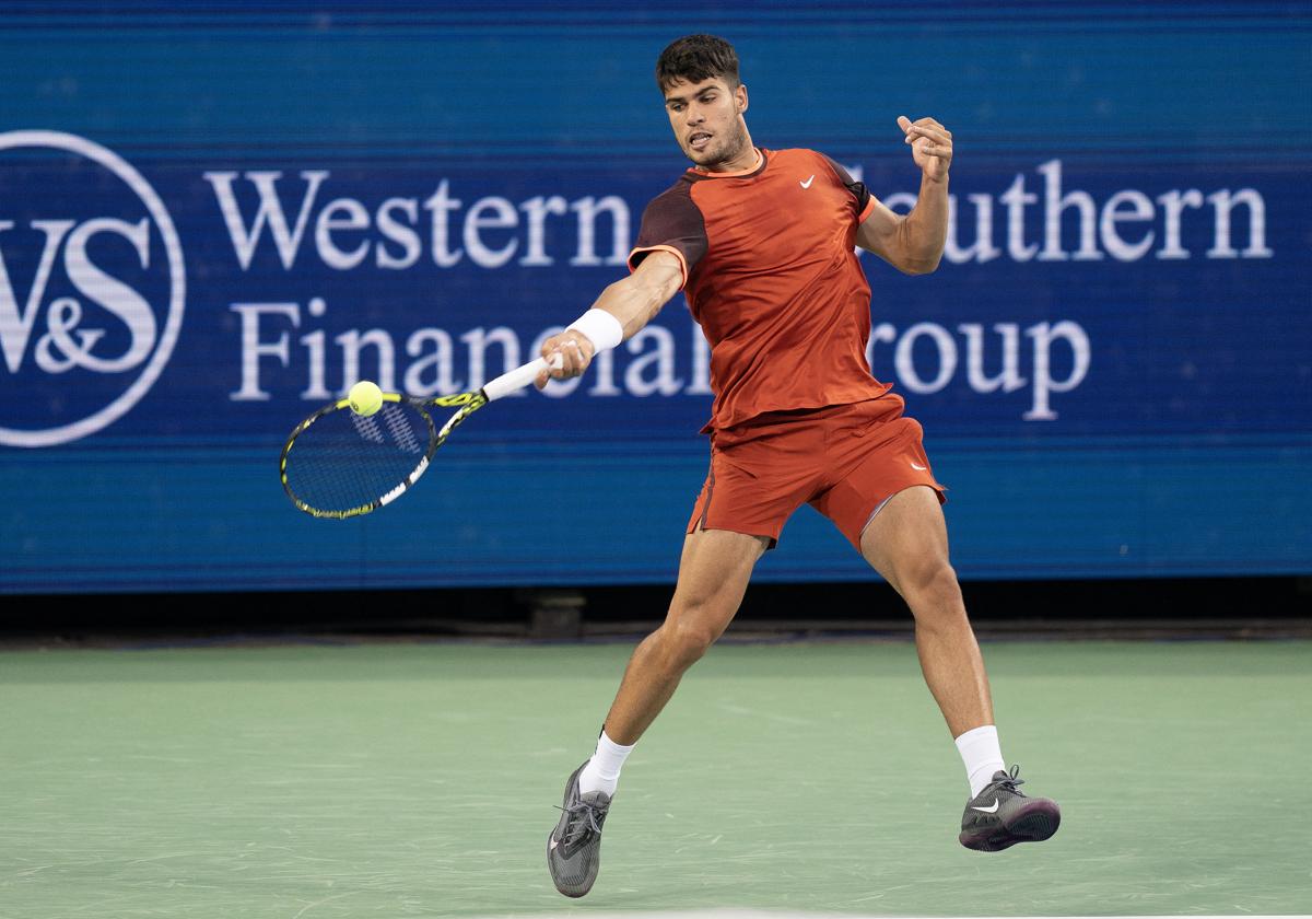 Carlos Alcaraz durante el partido contra Gael Monfils en Cincinnati