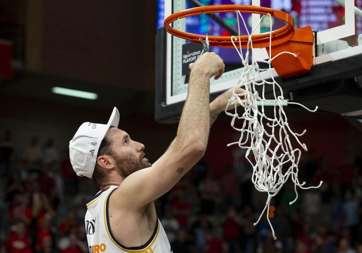 Rudy Fernández corta la tela de la canasta tras ganar la Liga Endesa al vencer al UCAM Murcia