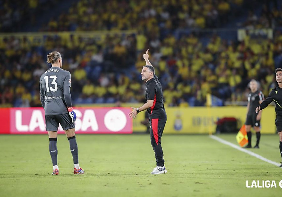García Pimienta da instrucciones a Nyland