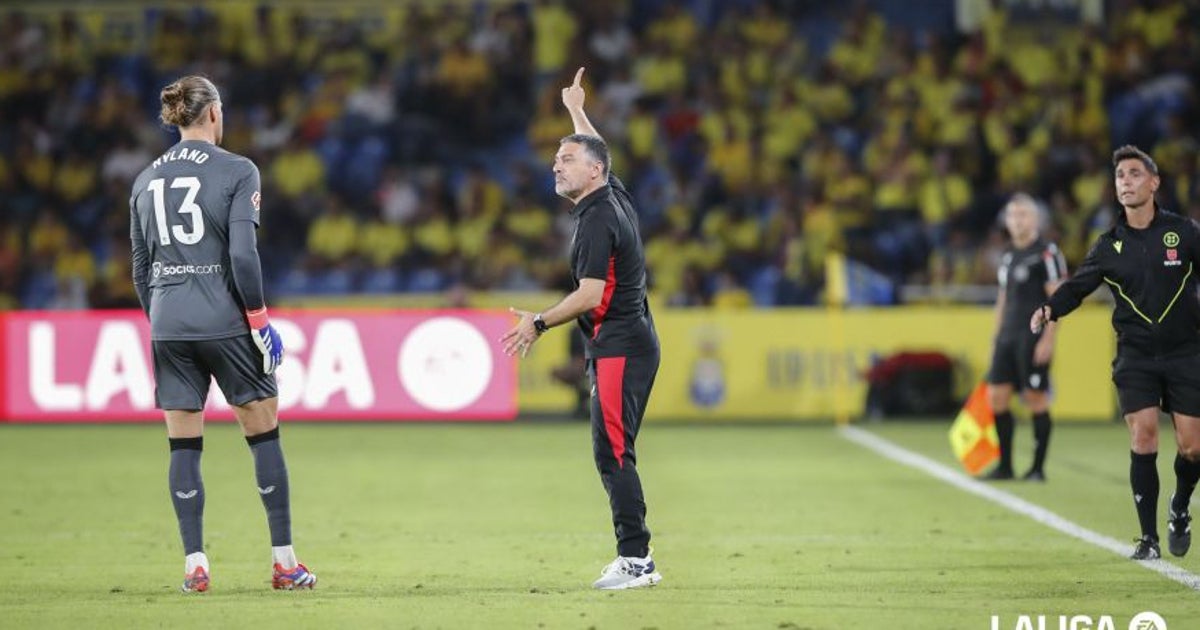 García Pimienta instructs Nyland.