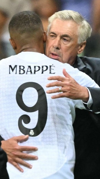 Ancelotti abraza a Mbappé tras la Supercopa