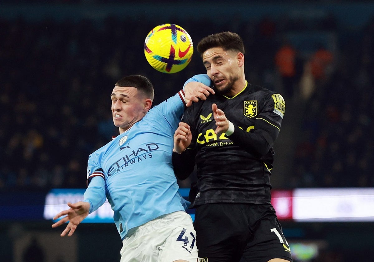 Álex Moeno pugna por un balón aéreo con Phil Foden durante un Manchester City - Aston Villa