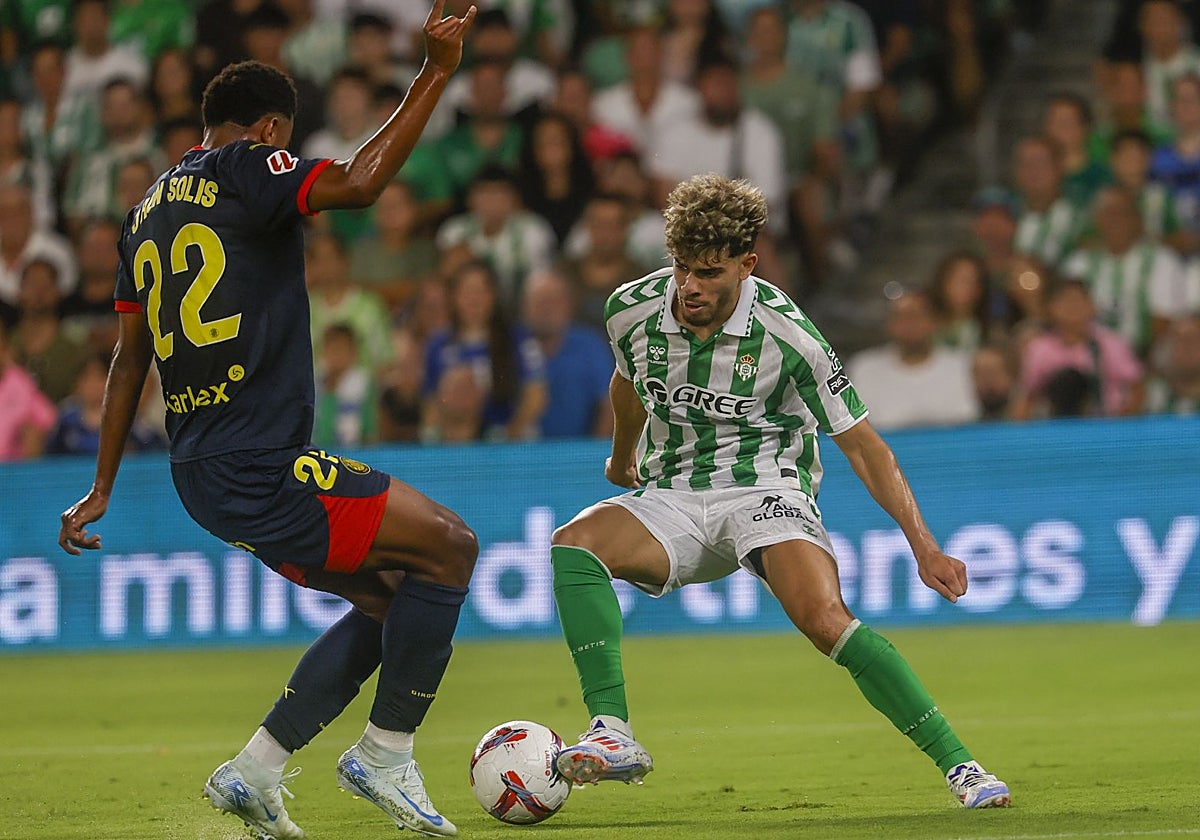 Abde trata de esquivar a Jhon Solís en el Betis - Girona del jueves en el Villamarín