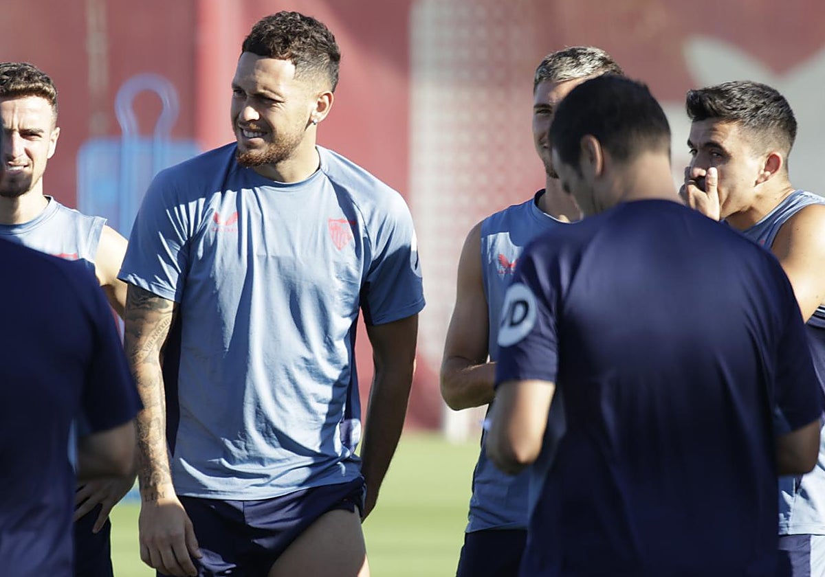 Ocampos y Acuña atienden a las explicaciones del cuerpo técnico