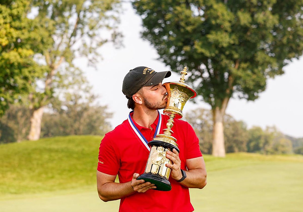 José Luis Ballester posa con el trofeo que ha conquistado en