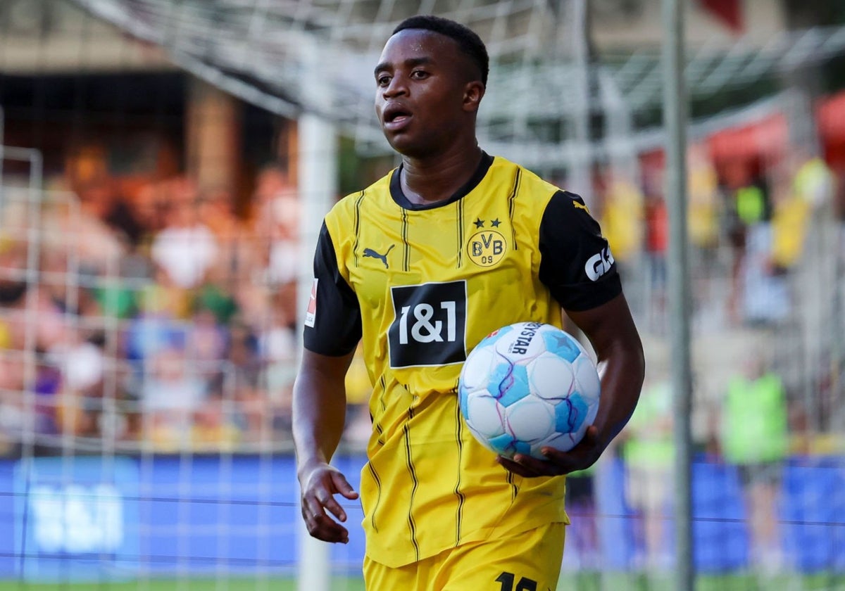 Youssoufa Moukoko, en un partido del Borussia Dortmund