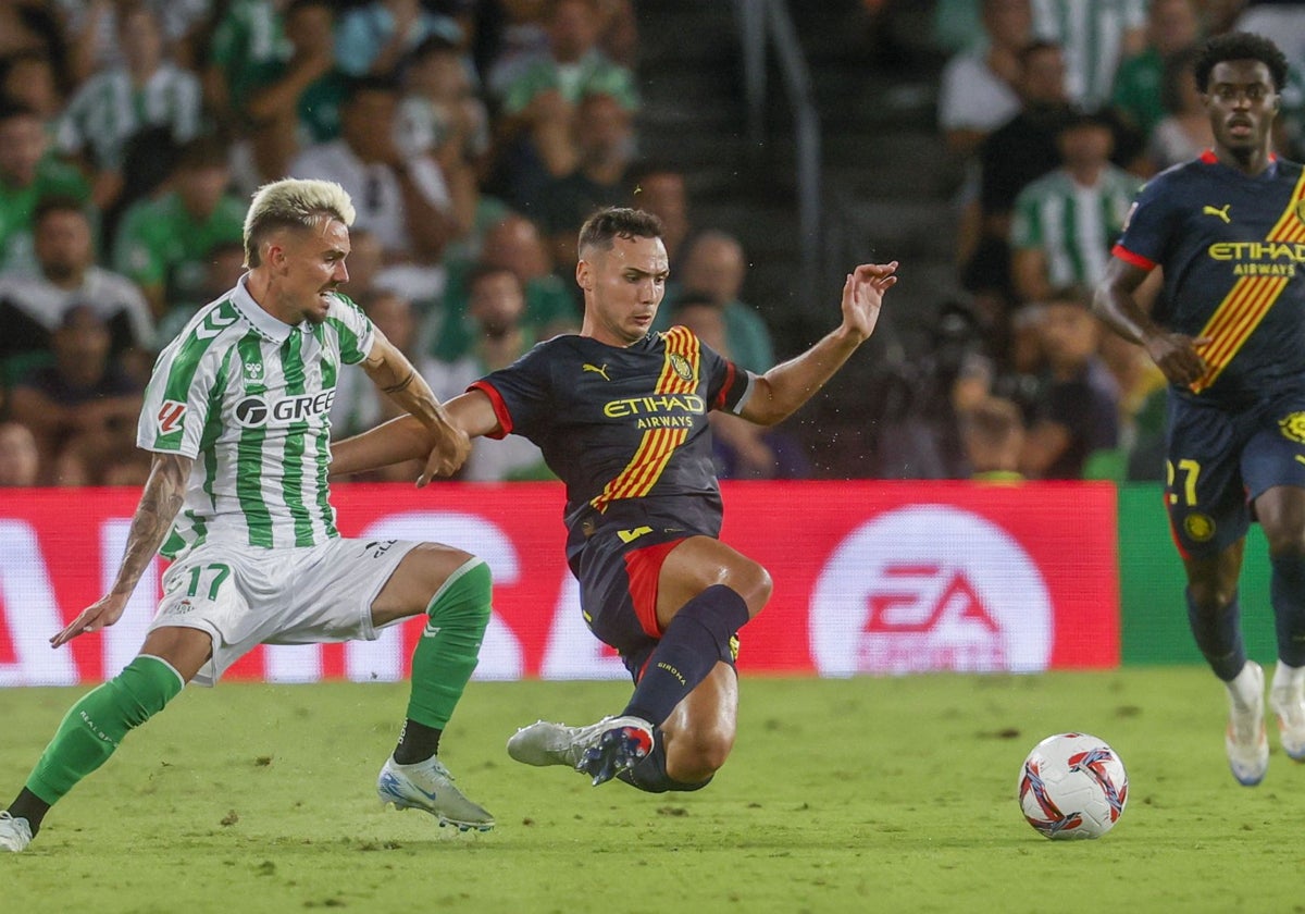 Rodri pugna con Arnau Martínez durante el Betis - Girona del pasado jueves