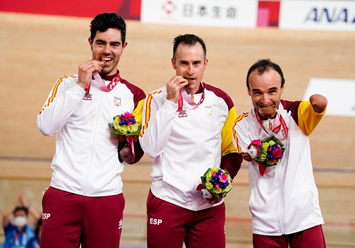 De izquierda a derecha, Cabello, Jaramillo y Ten, con el bronce en Tokio 2020