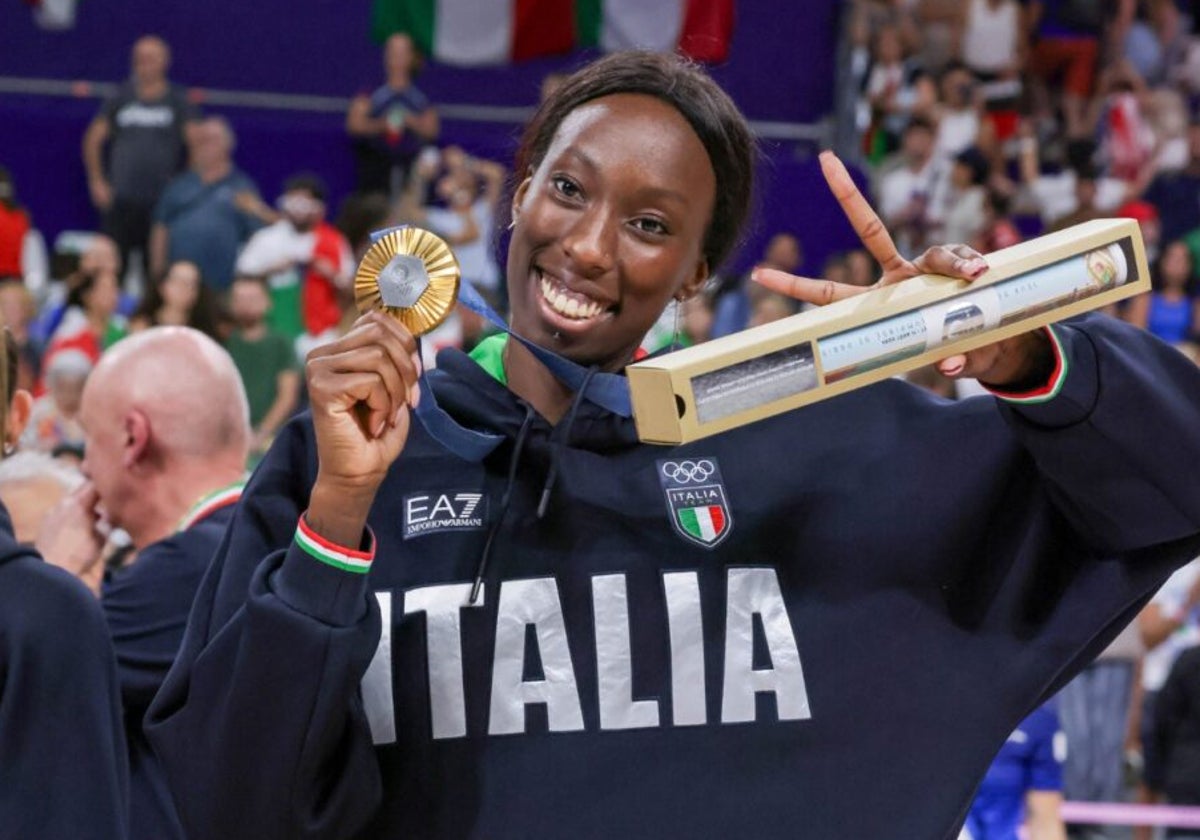 La italiana Paola Egonu, con su medalla de oro en los Juegos de París