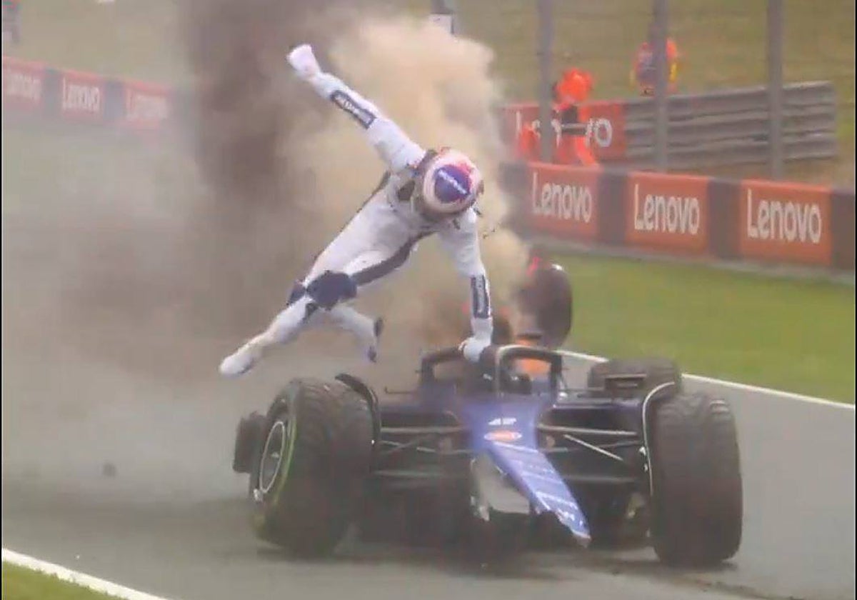 Logan Sargeant escapa de su monoplaza en llamas durante los entrenamientos libres en Países Bajos