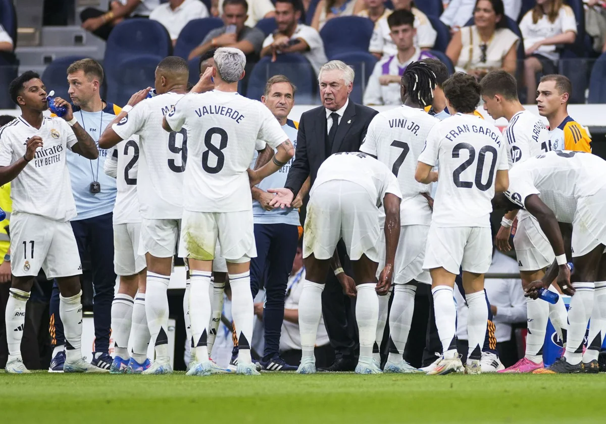 Ancelotti, durante la pausa de hidratación de la primera mitad