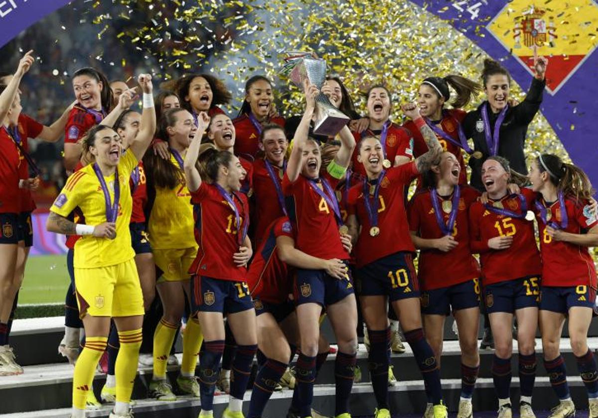 Las jugadoras de la selección celebran el título de la Nations League