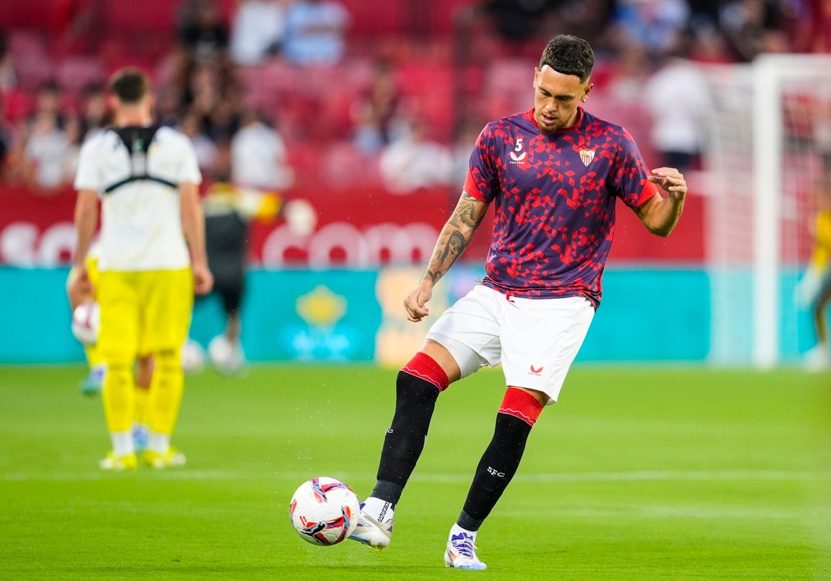 Lucas Ocampos calienta en la previa del Sevilla - Villarreal