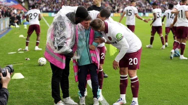 Al borde de la tragedia:  cede una valla en la celebración de un gol y un recogepelotas queda atrapado