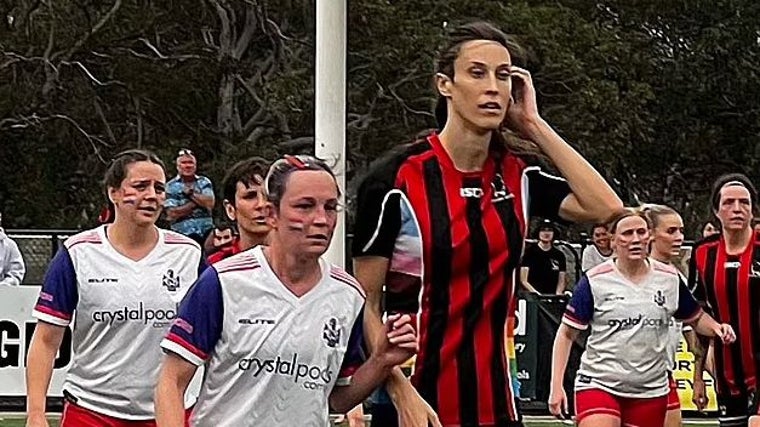 Controversia con un equipo femenino tras ganar la liga de mujeres con cinco futbolistas trans