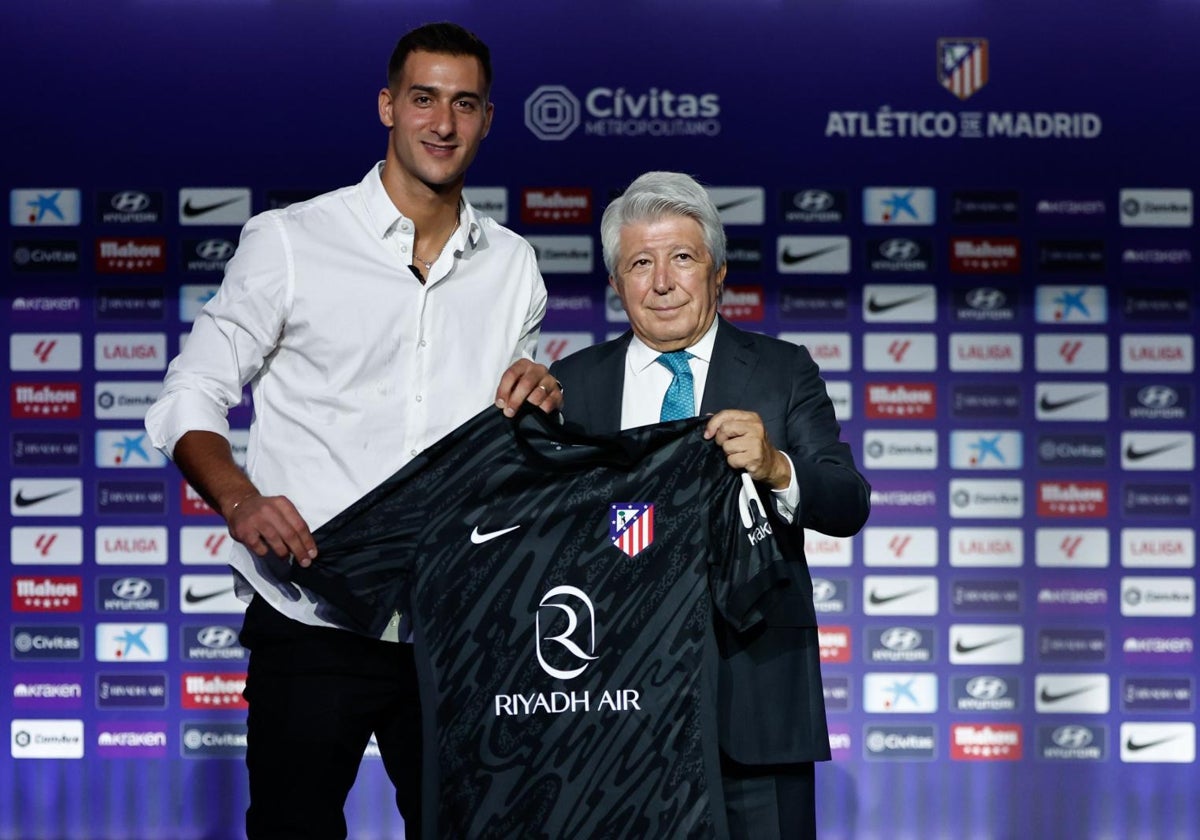 Juan Musso en la presentación con el Atlético de Madrid