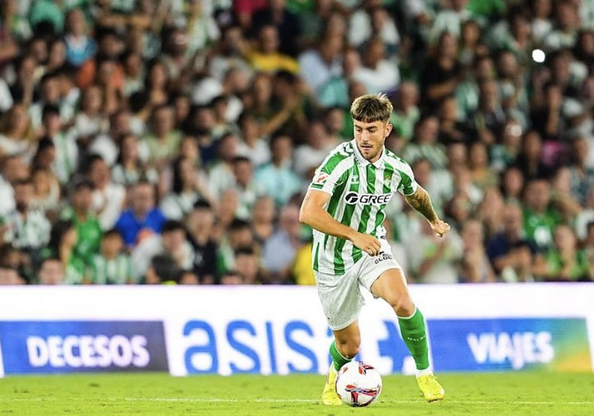 Iker Losada jugando en el Benito Villamarín