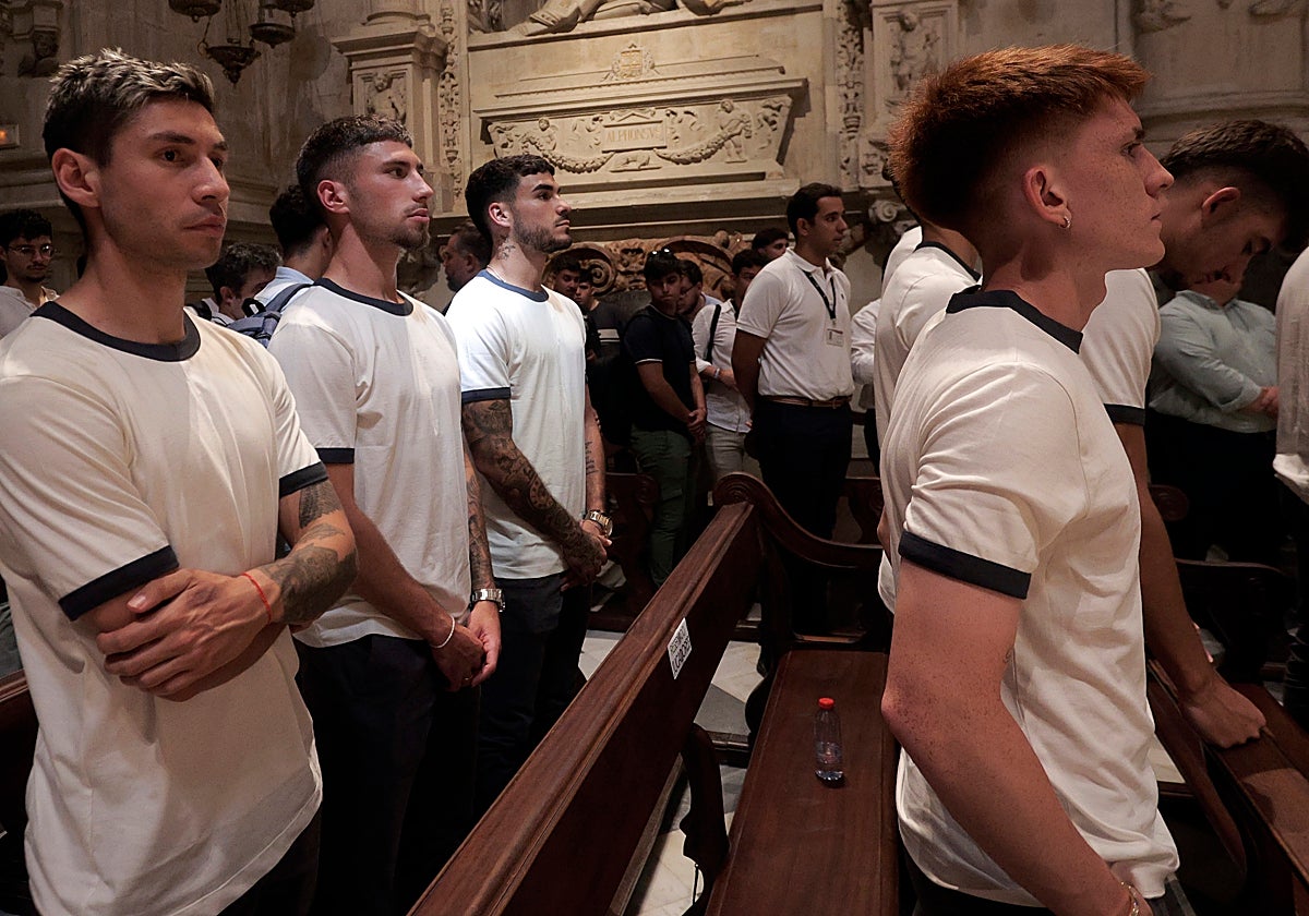 Valentín Barco y Gonzalo Montiel, en primer término, en la visita del Sevilla a la Catedral