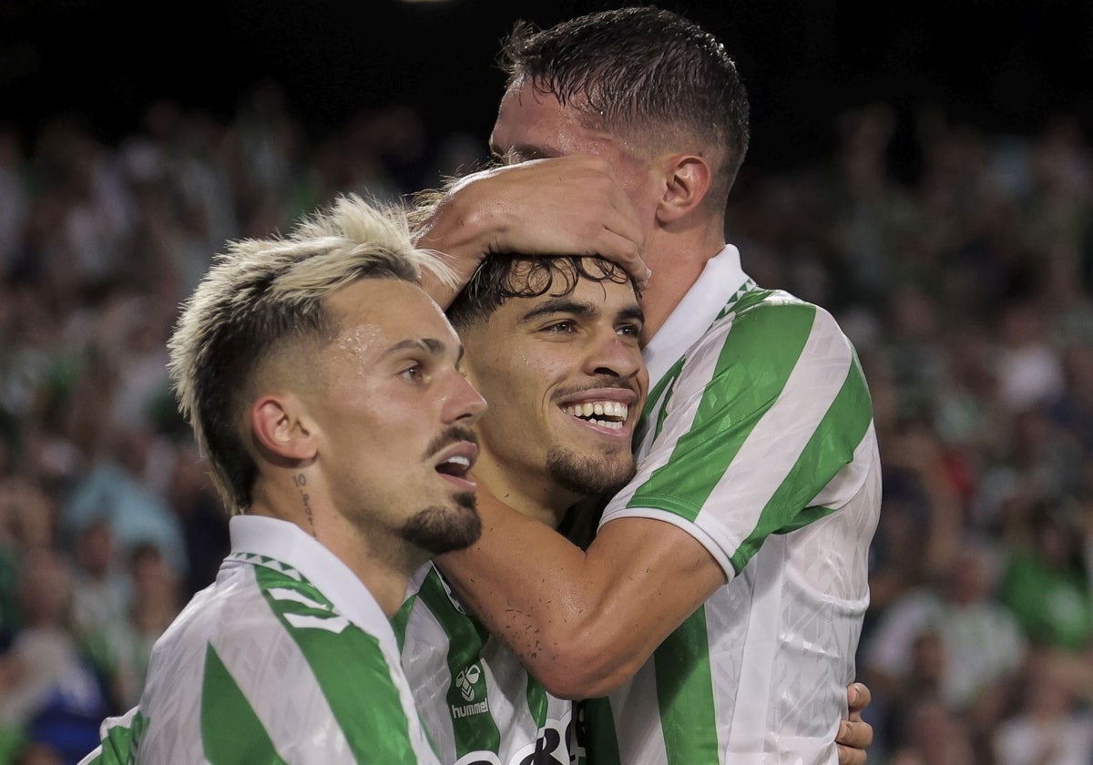 Rodri y Altimira celebran con Abde uno de los dos goles del marroquí al Kryvbas