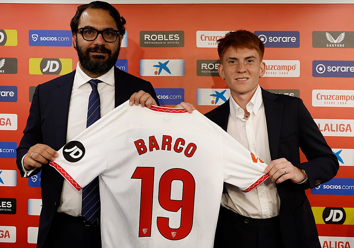 Víctor Orta posa junto a Valentín Barco durante la presentación del jugador