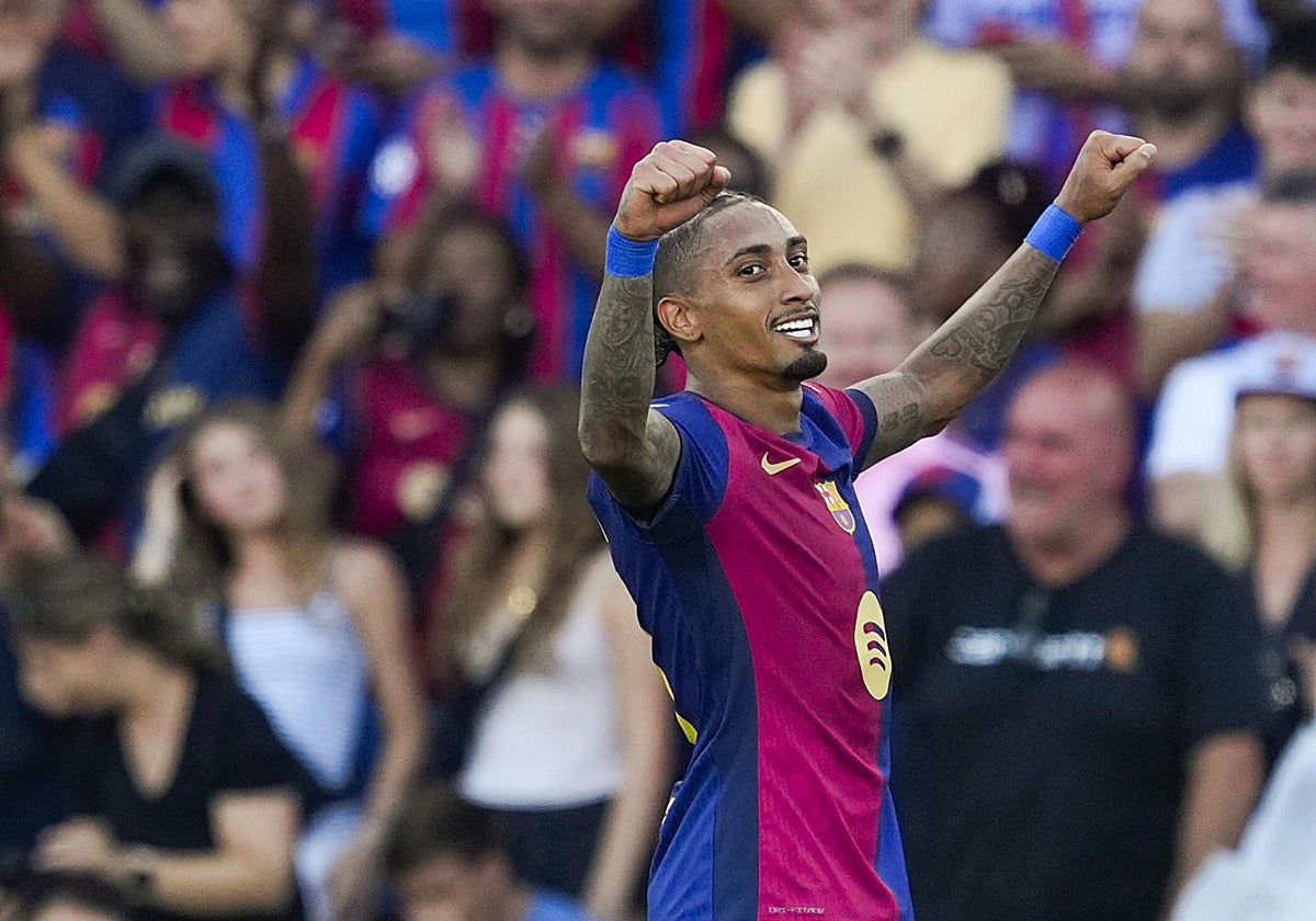 Raphinha celebra su tercer gol contra el Valladolid