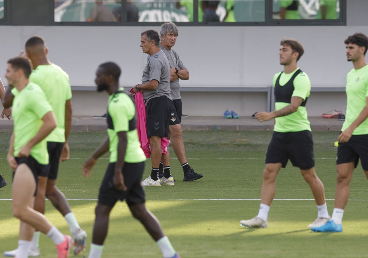 Manuel Pellegrini, durante un entrenamiento del Betis en la ciudad deportiva Luis del Sol