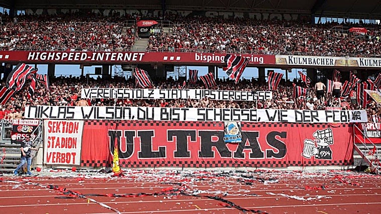 Las pancartas que enseñaron los ultras del Nuremberg en el partido contra el Magdeburgo
