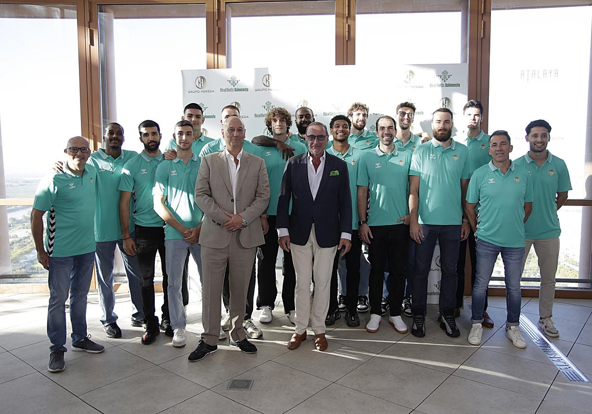 Foto de familia de la plantilla del Betis Baloncesto con la presencia del periodista Carlos Herrera