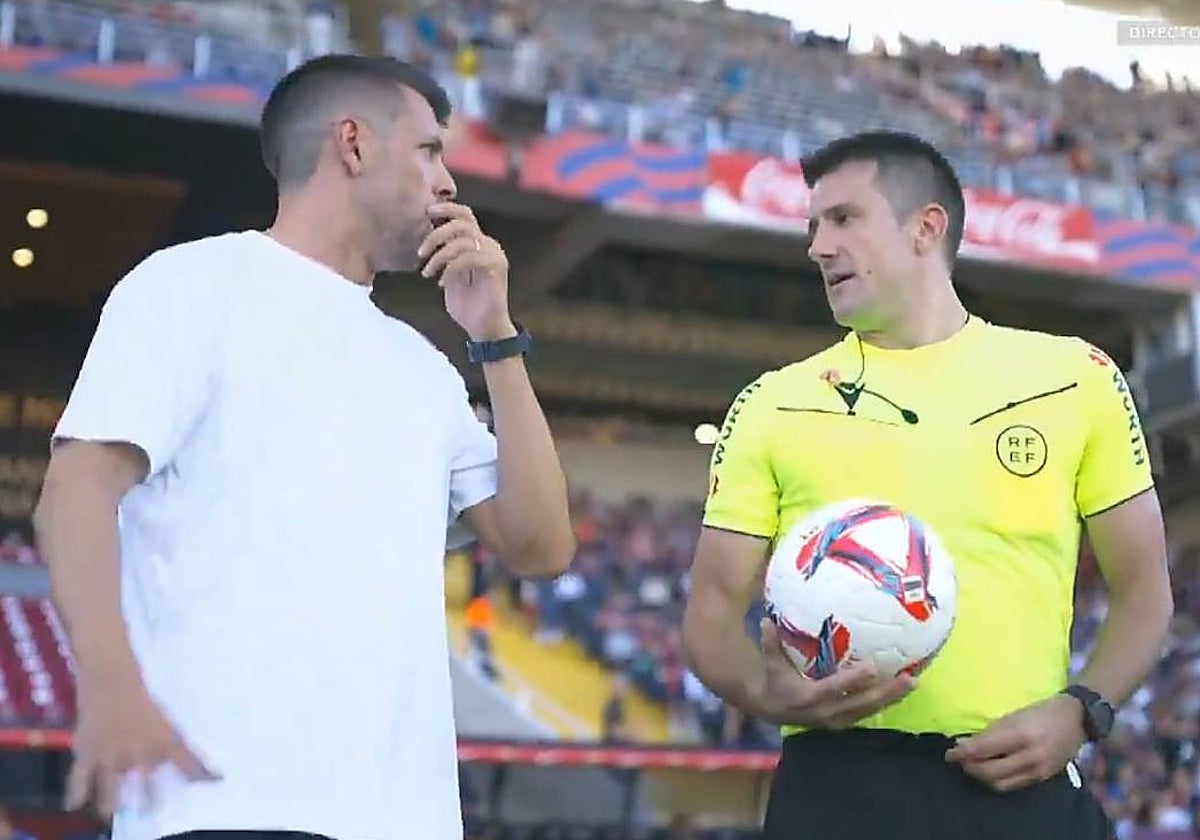 Imagen de la conversación que mantuvieron entrenador y colegiado durante el partido contra el Barcelona
