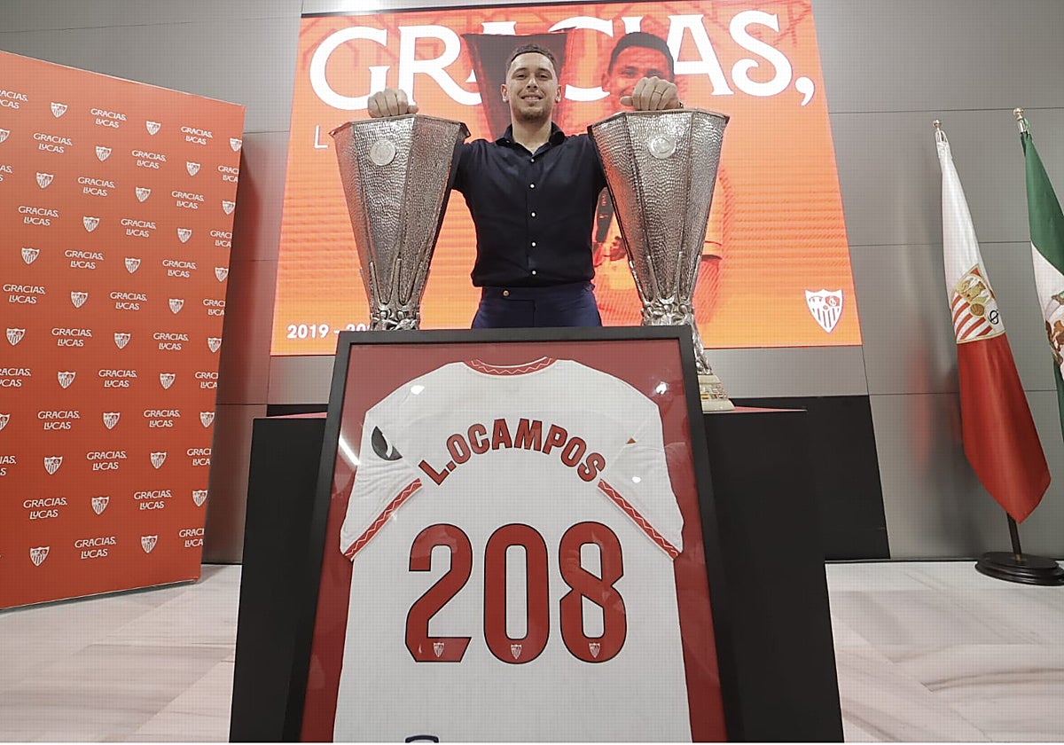 Lucas Ocampos posa con las dos copas de Europa League que ha conseguido vistiendo la camiseta del Sevilla