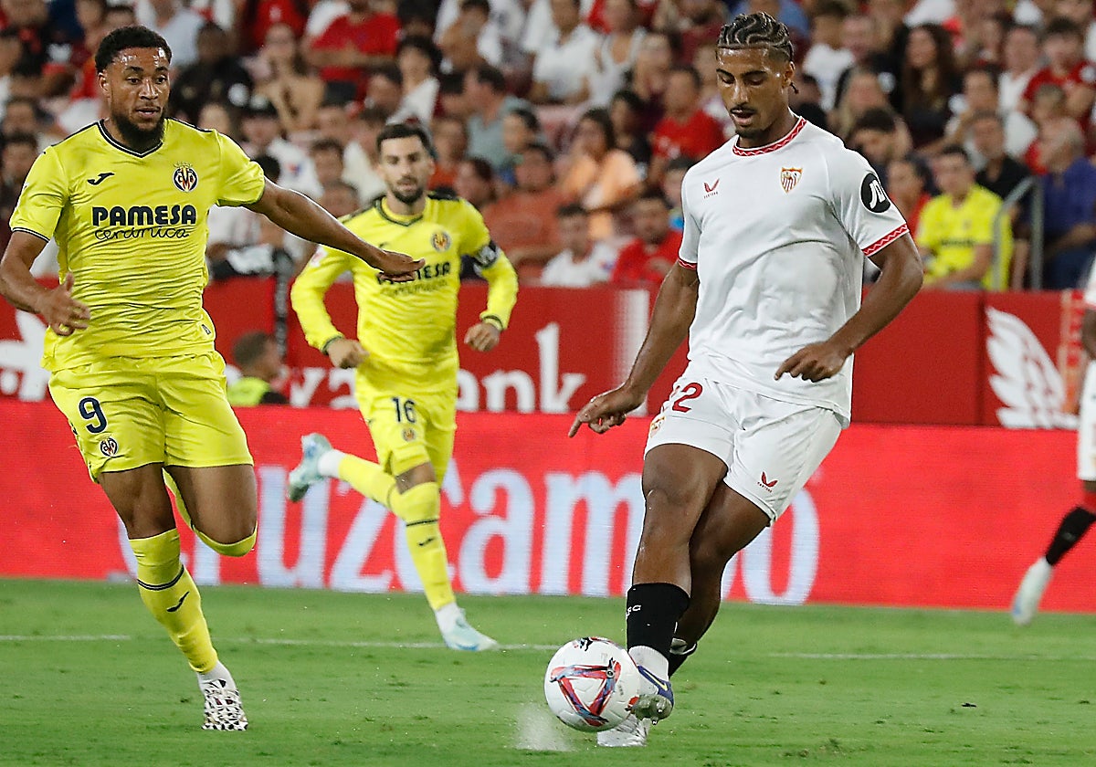 Badé controla un balón durante el partido ante el Villarreal en el Sánchez-Pizjuán