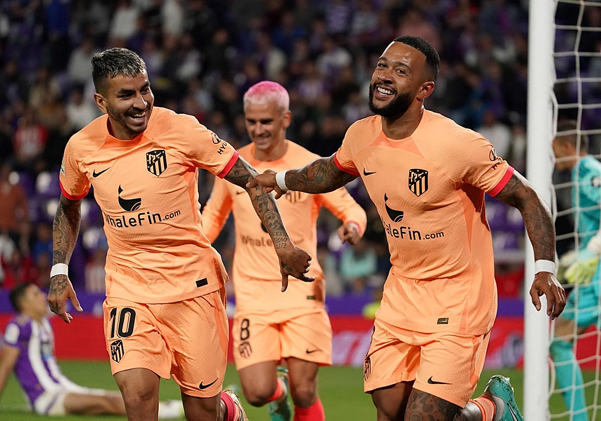 Memphis Depay celebra con Correa un gol anotado con el Atlético de Madrid