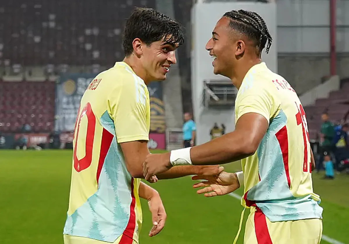 Juanlu celebra con Mateo Joseph el gol de la victoria de España