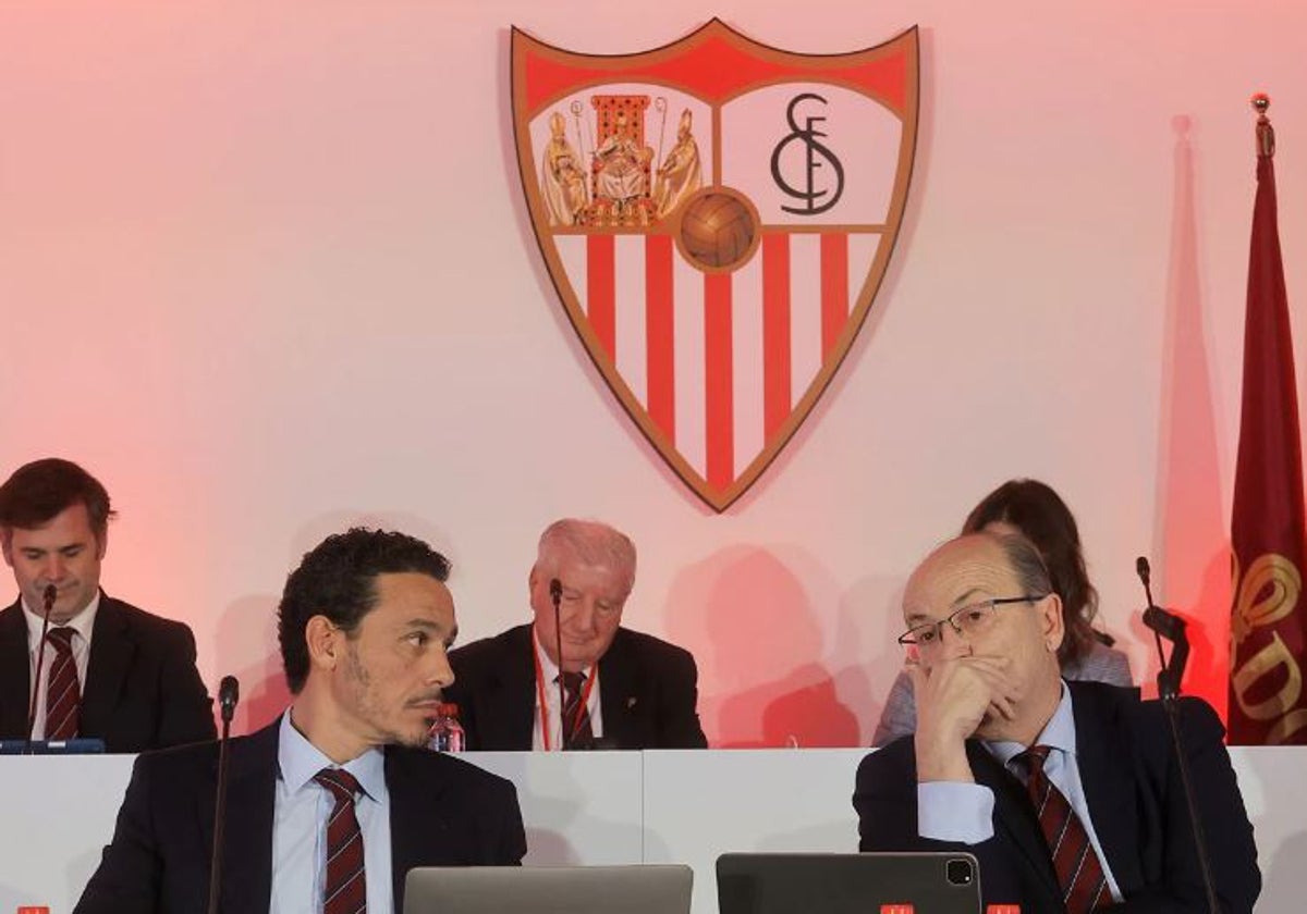 Del Nido Carrasco y José Castro, presidente y vicepresidente del Sevilla, en una junta nervionense
