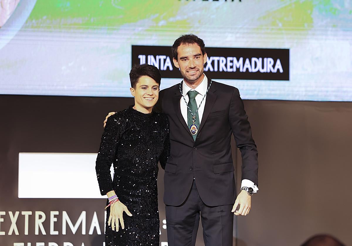 Alvaro Martín recibe la Medalla de Extremadura de la mano de María Pérez, con quien ganó un oro olímpico en los últimos Juegos de París