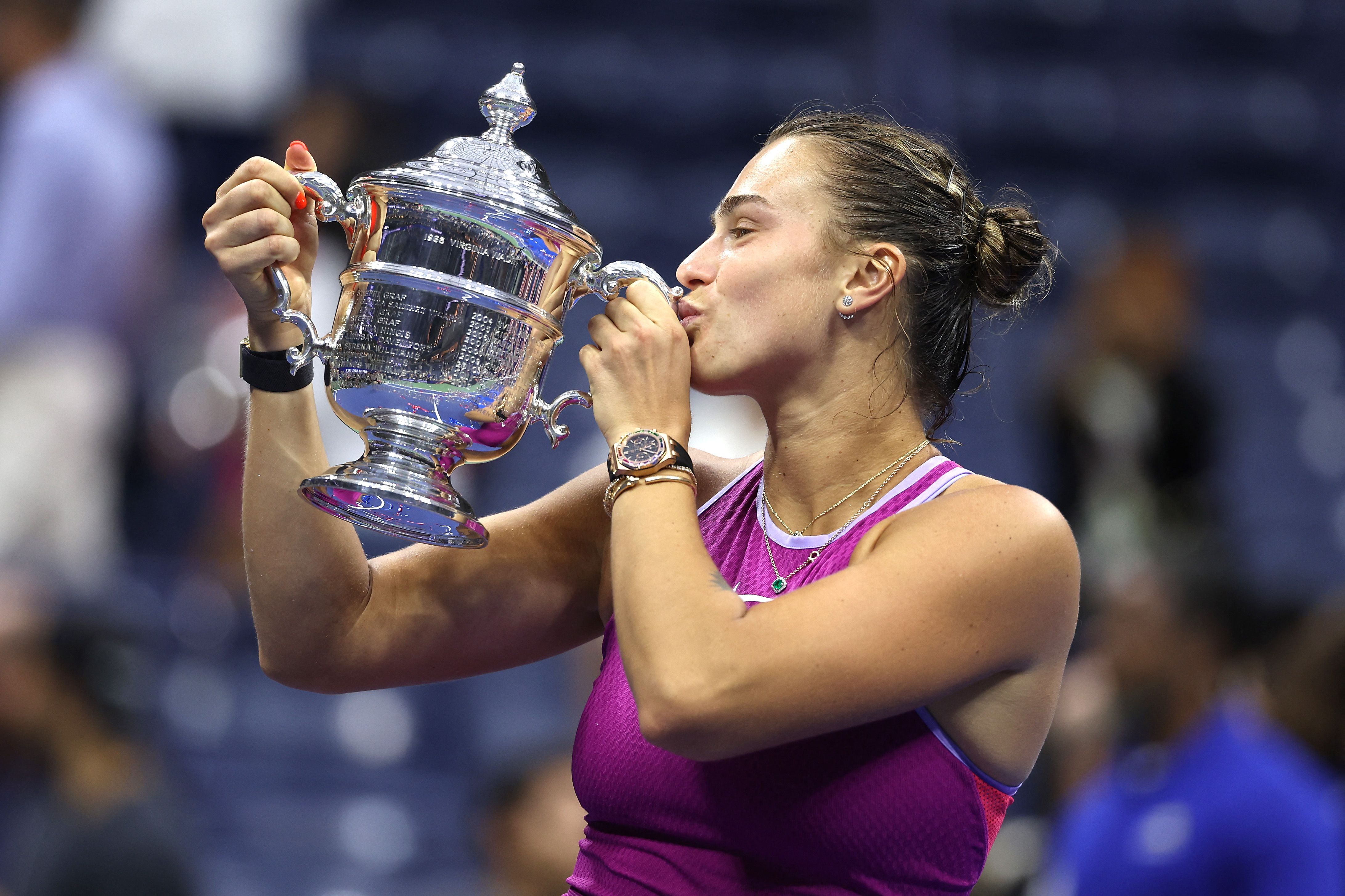 Aryna Sabalenka posa junto a su trofeo tras ganar la final del US Open femenino ante Jessica Pegula