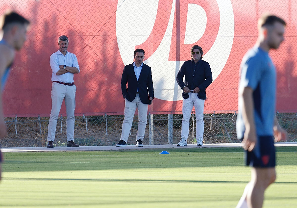 En segundo plano, José María del Nido Carrasco y Agustín López en la sesión de este lunes