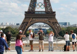 Guerra por los anillos olímpicos de la Torre Eiffel: París quiere mantenerlos, pero los descendientes del creador piden su retirada