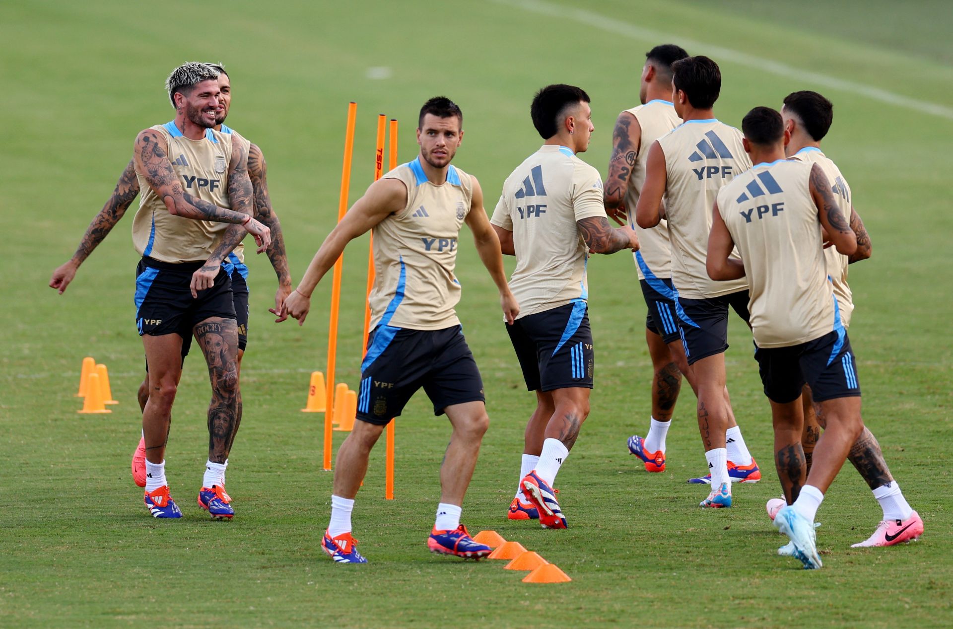 Lo Celso se ejercita con sus compañeros de la selección argentina