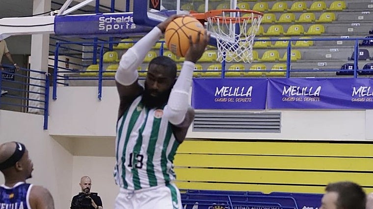 Kasibabu, atrapando un rebote en Melilla