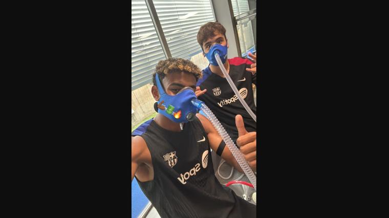 Lamine Yamal y Pau Cubarsí durante una de las sesiones de recuperación del FC Barcelona
