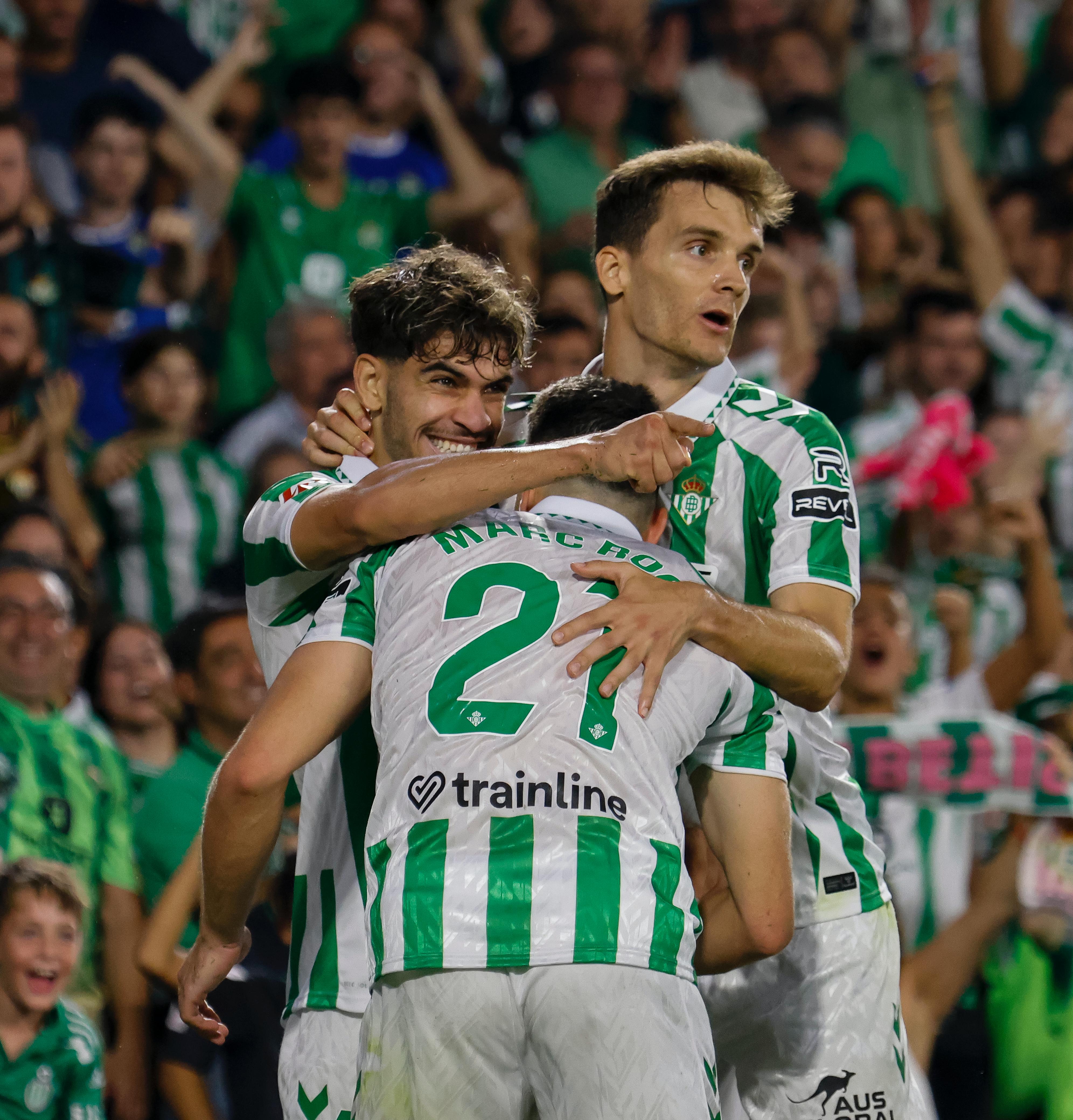 Abde celebra con Llorente y Marc Roca el 1-0 del Betis ante el Leganés