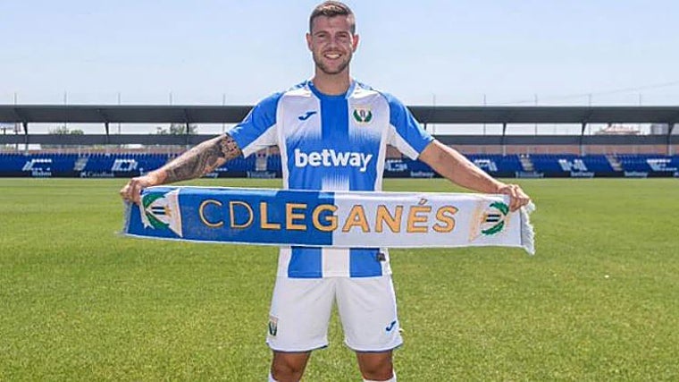 Aitor sostiene una bufanda del Leganés el día de su presentación como jugador pepinero