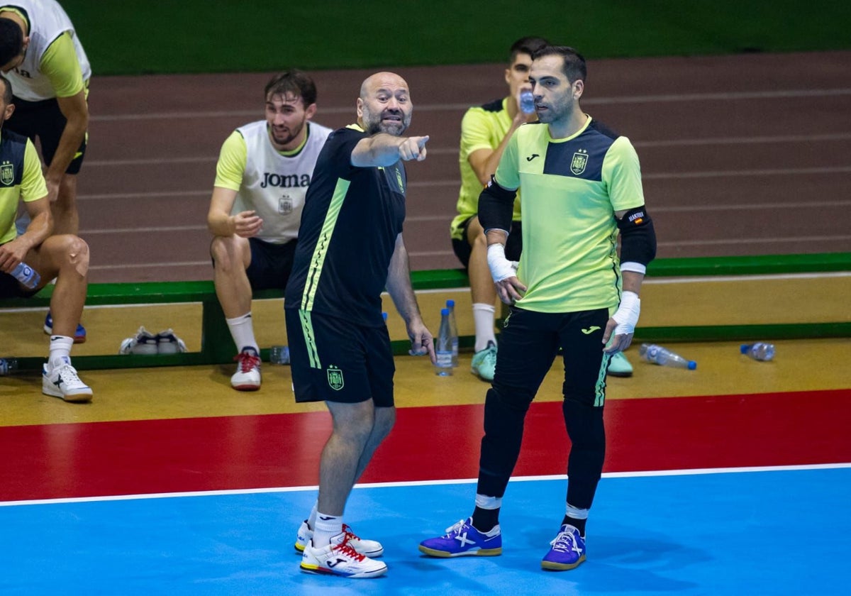 Fede Vidal da instrucciones al meta Herrero durante un entrenamiento de la selección española de fútbol sala